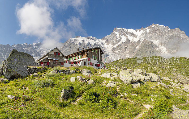 Monte Rosa和Punta Gnifetti山脉在Rifugio Zamboni Zappa小木屋- Valle Anzasca山谷上空。